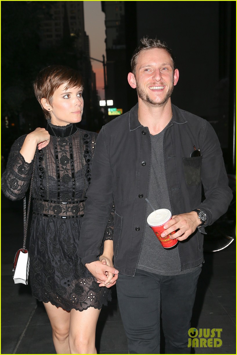 kate mara jamie bell marc jacobs hold hands 02