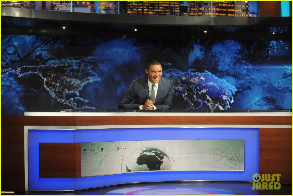 trevor noah makes daily show debut with jon stewart tribute kevin hart 063473451