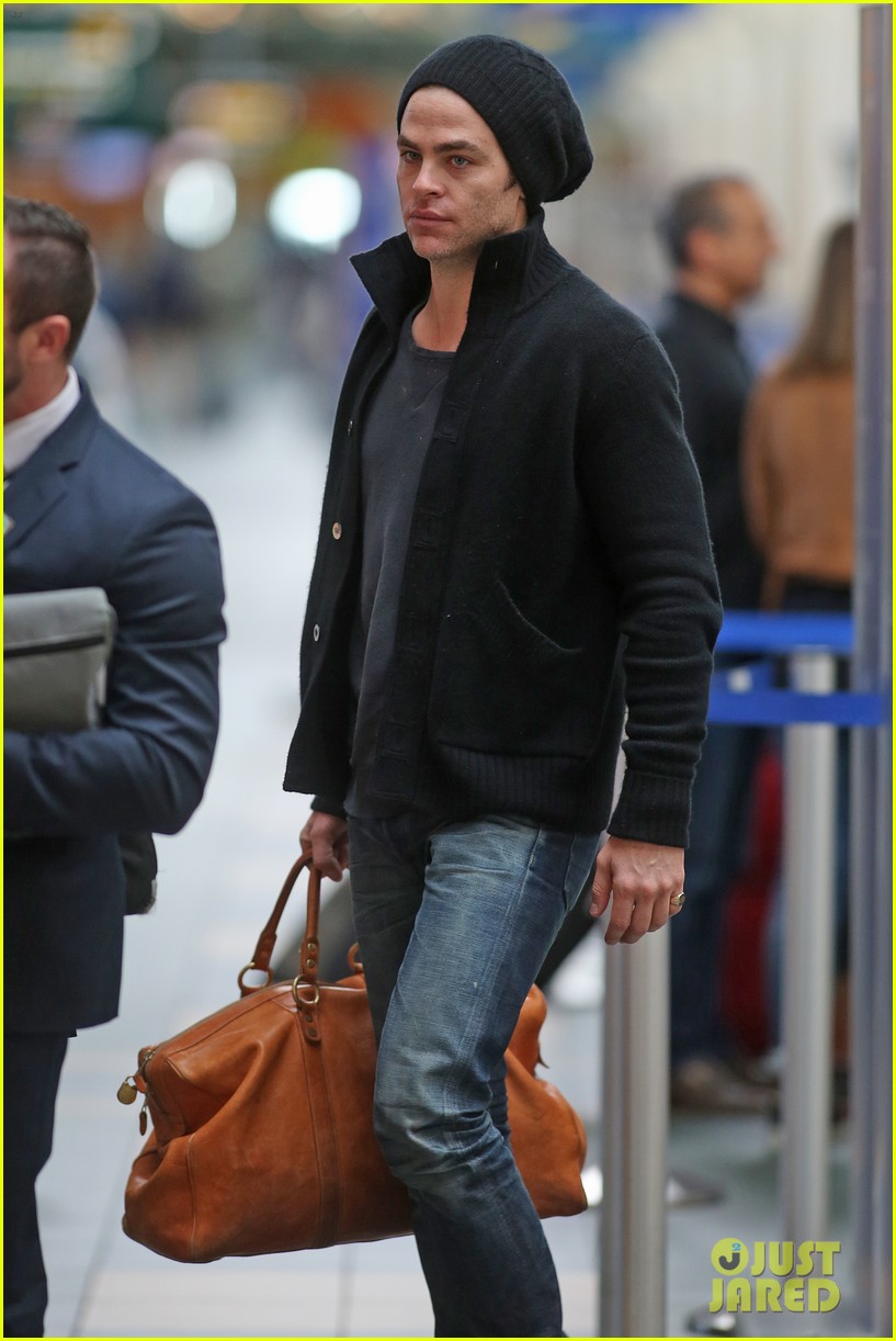 chris pine jets out of vancouver 113472351