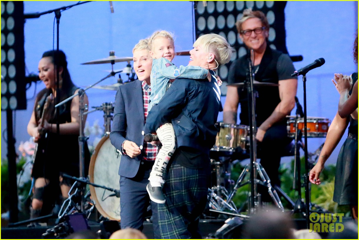 pink brings daughter willow on stage at ellen show 34