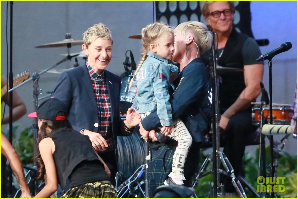 pink brings daughter willow on stage at ellen show 363455434