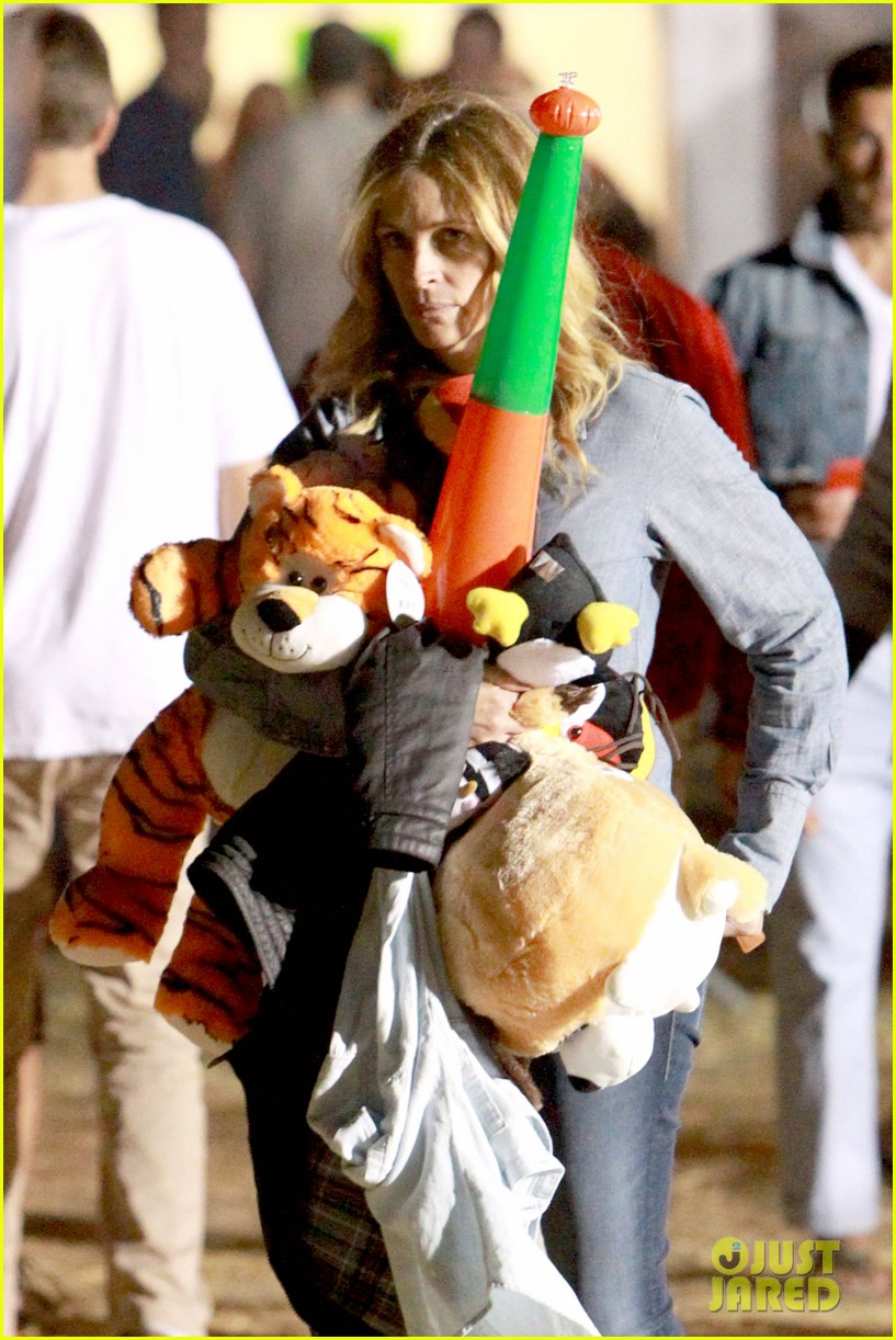 Julia Roberts Prepares for 'Mother's Day' On & Off Set Photo 3453698(02)