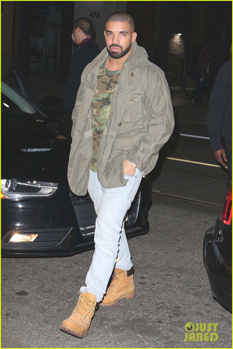 Serena Williams Supports Rumored Boyfriend Drake at His Restaurant(02)