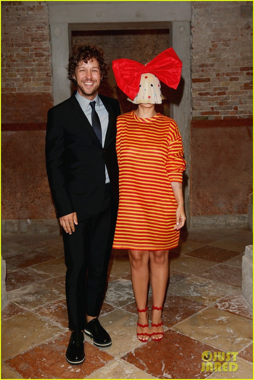 sia wears a giant bow polka dotted face mask 063452100