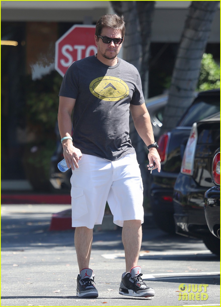 mark wahlberg tried to squeeze his friend into skinny jeans 103450785