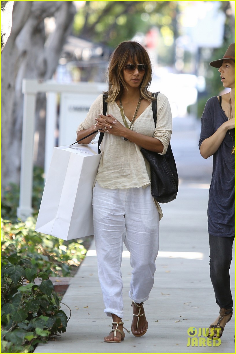halle berry all smiles after extant cancellation 033482282