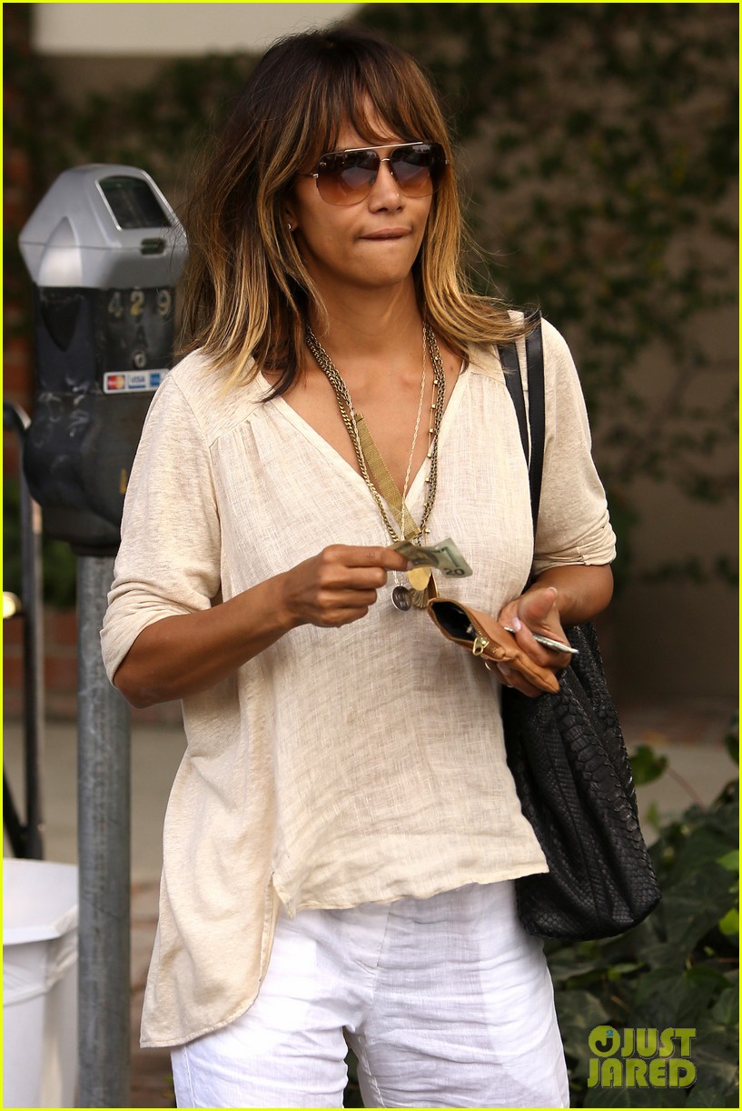 halle berry all smiles after extant cancellation 283482307