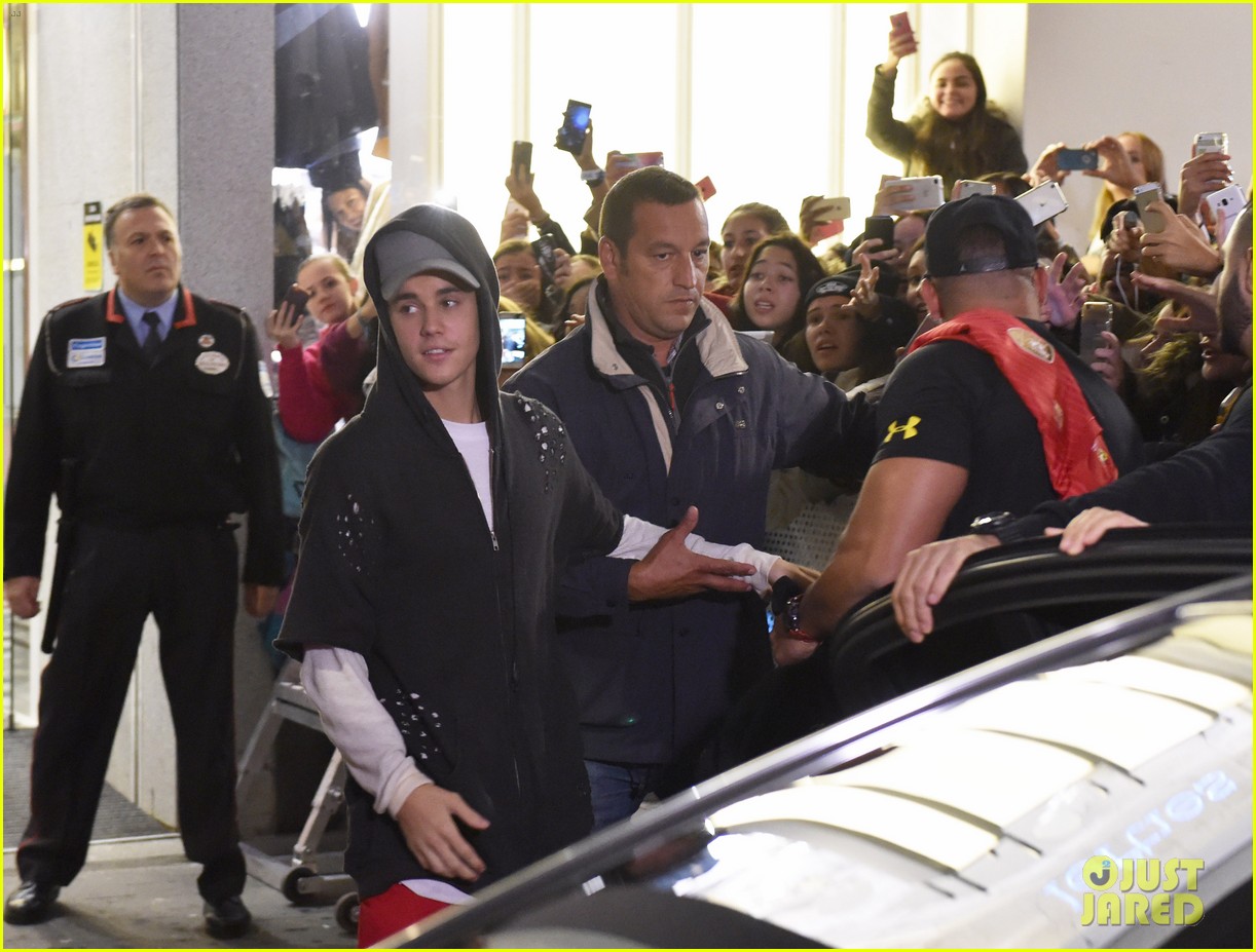 justin bieber walks out of interview 153494811