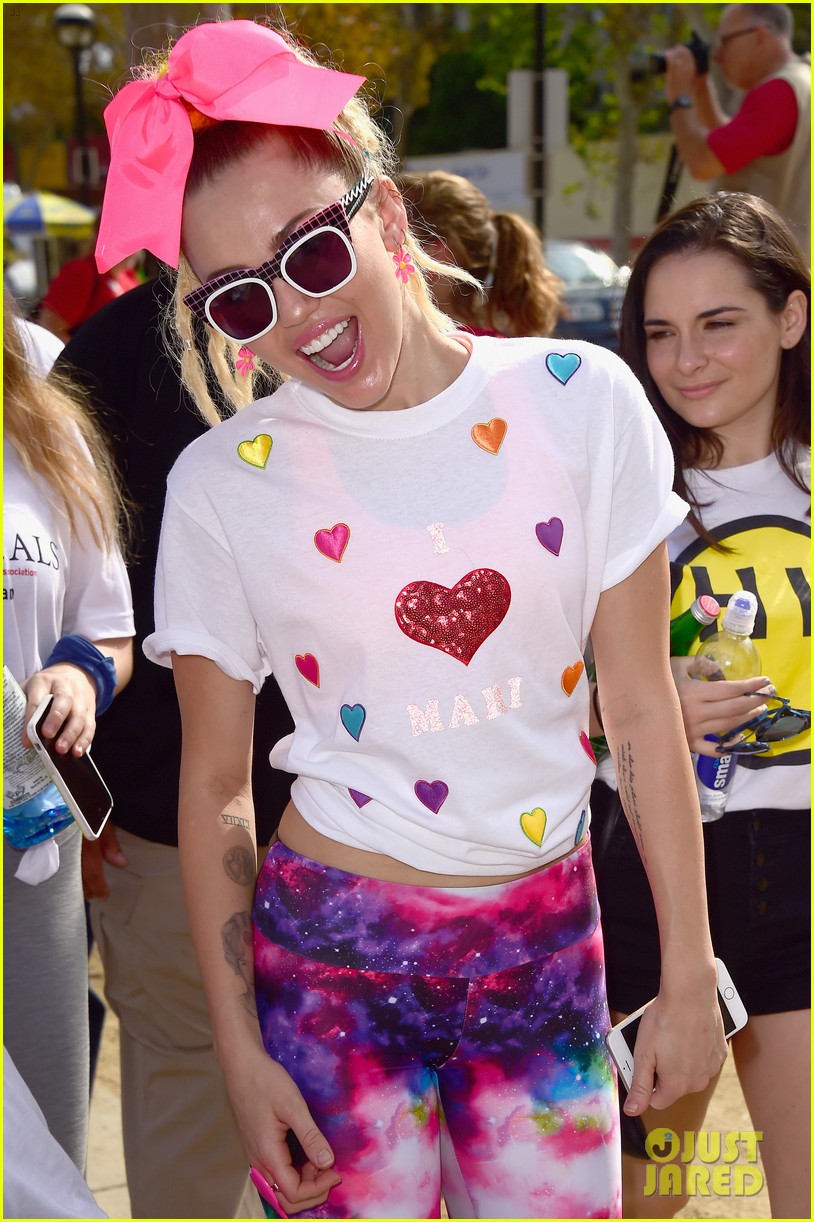 miley cyrus is charitable queen at l a county walk to defeat als 023486247