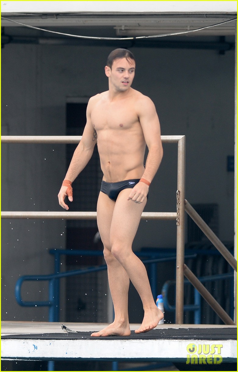 tom daley bares his crazy abs during diving practice 103485351