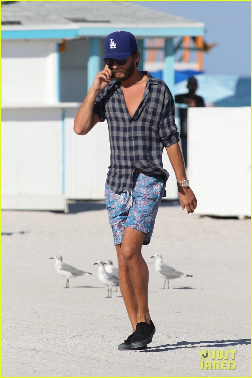 Scott Disick Takes a Miami Beach Stroll After Spending Time With 18