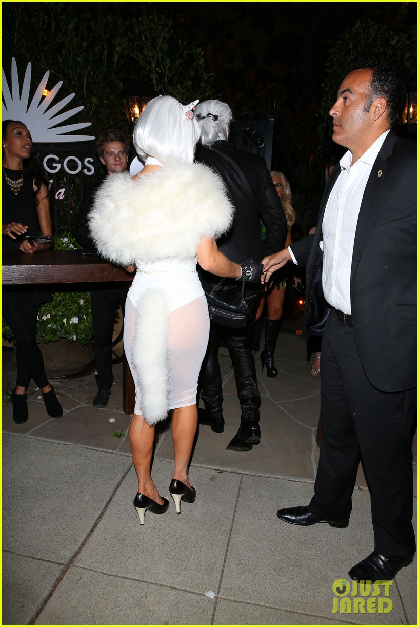fergie is choupette to josh duhamels lagerfeld for halloween 213496176