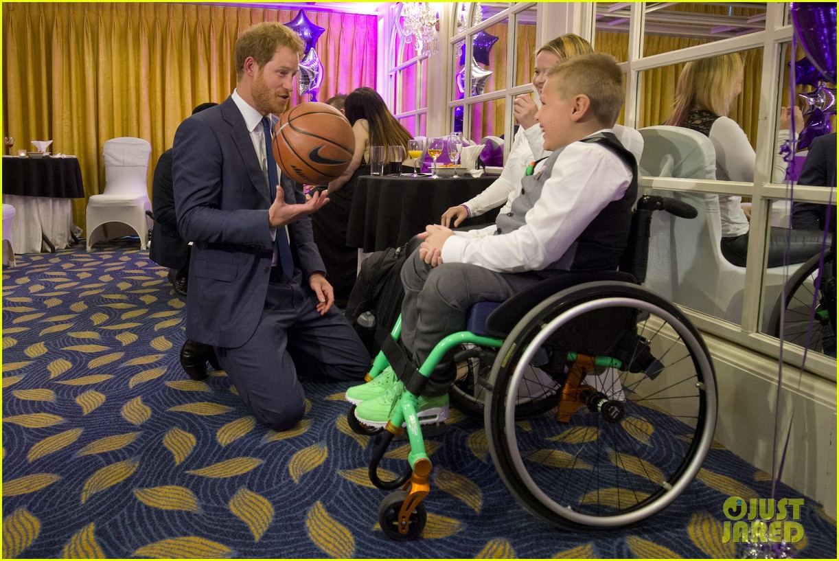 prince harry supports children battling serious illnesses at wellchild awards 2015 073478234