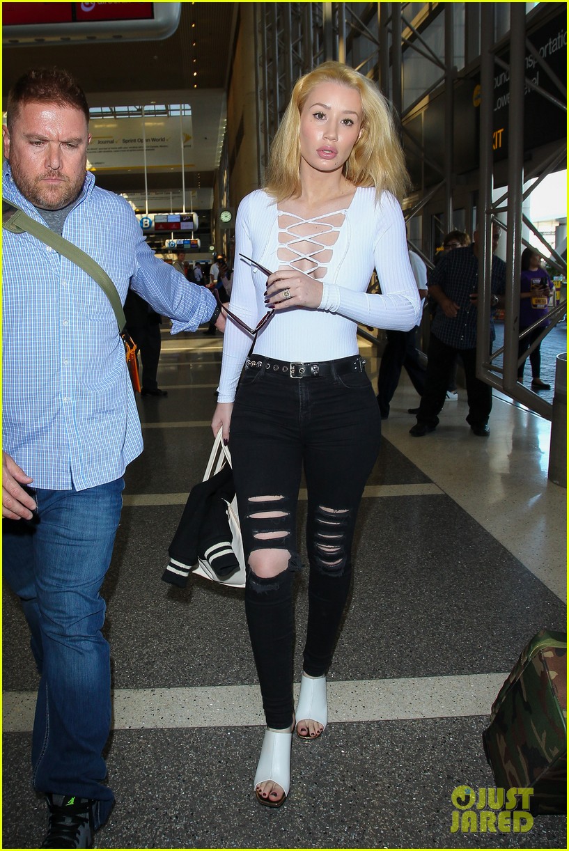iggy azalea laces up at the airport 043484547