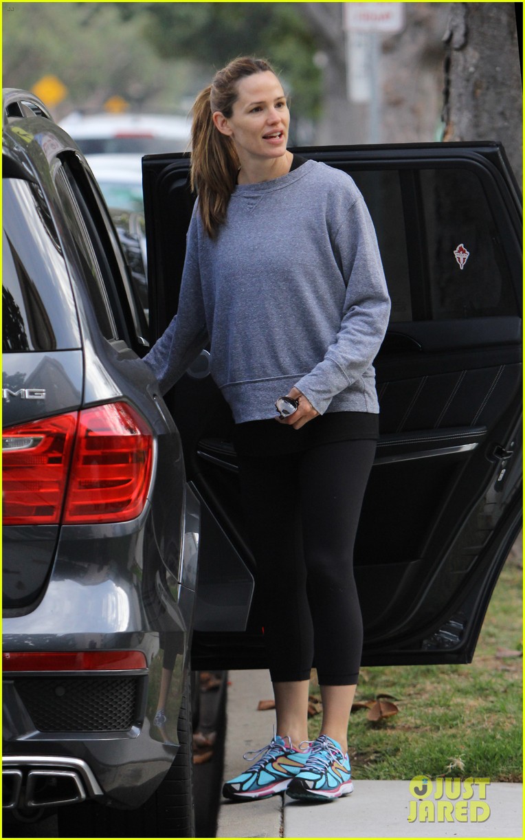 Jennifer Garner Goes MakeupFree for MidWeek Errands Photo 3494296
