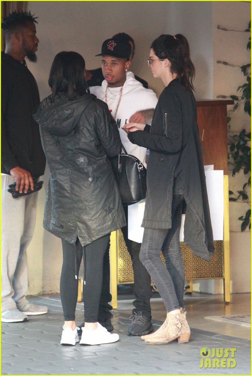kendall jenner plays third wheel with kylie tyga 013489481