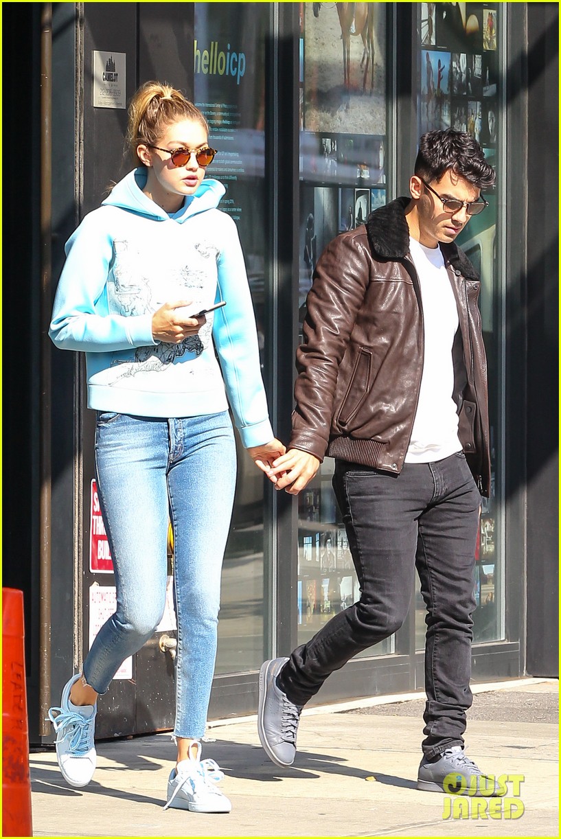 Joe Jonas Keeps A Toothbrush At Girlfriend Gigi Hadid's Place Photo 3480299 Joe Jonas Photos
