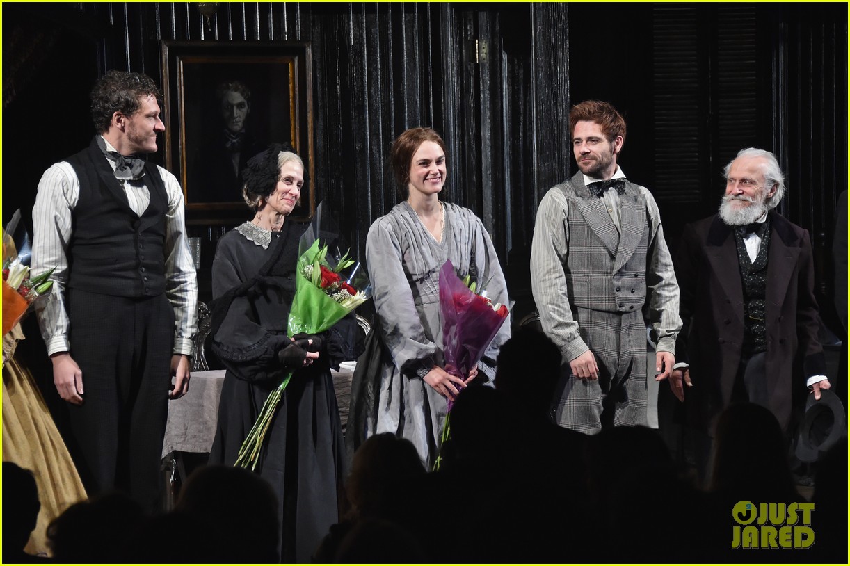 keira knightley takes a bow broadway debut053495361