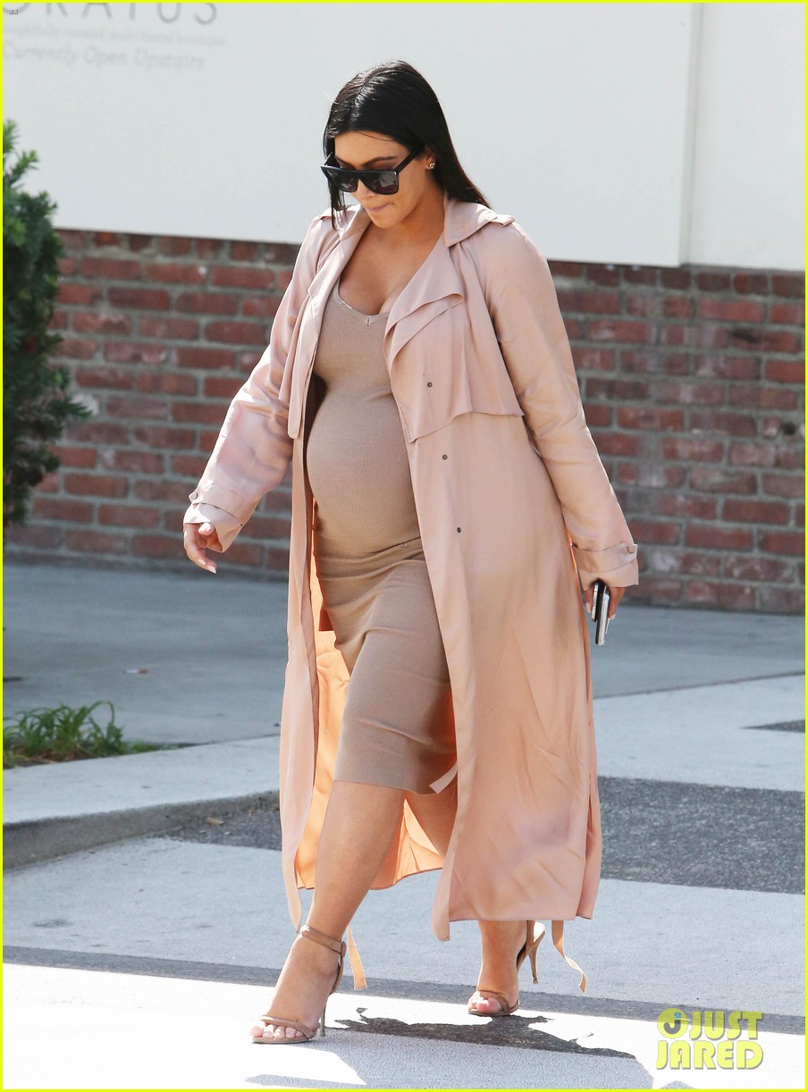 kendall jenner wears fake baby bump 013488848