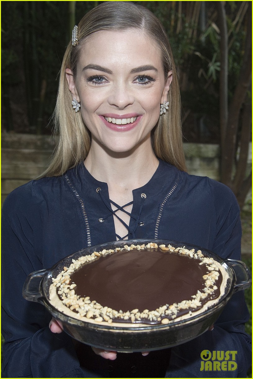 jaime king hosts feastgiving at her home 03