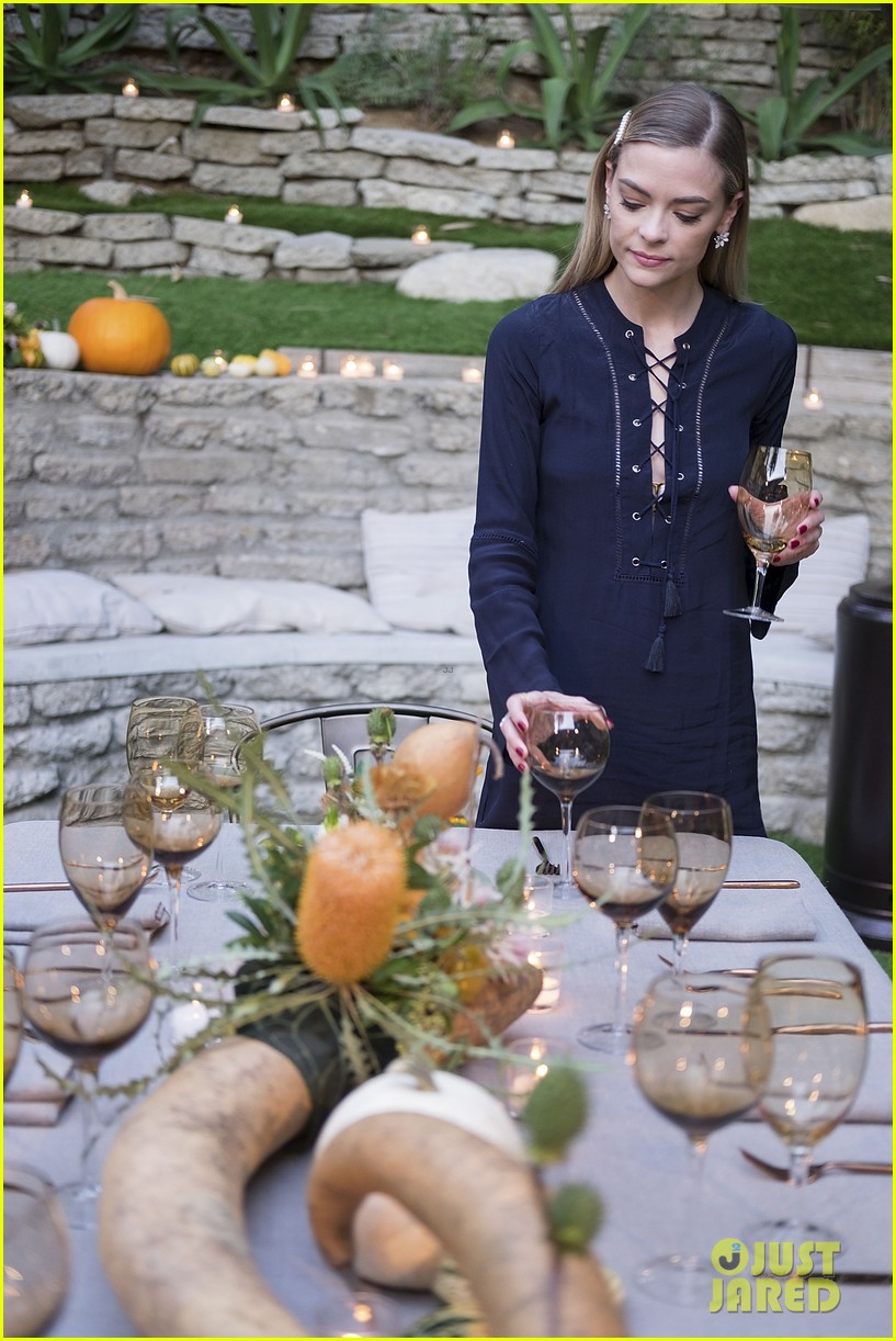 jaime king hosts feastgiving at her home 183493115