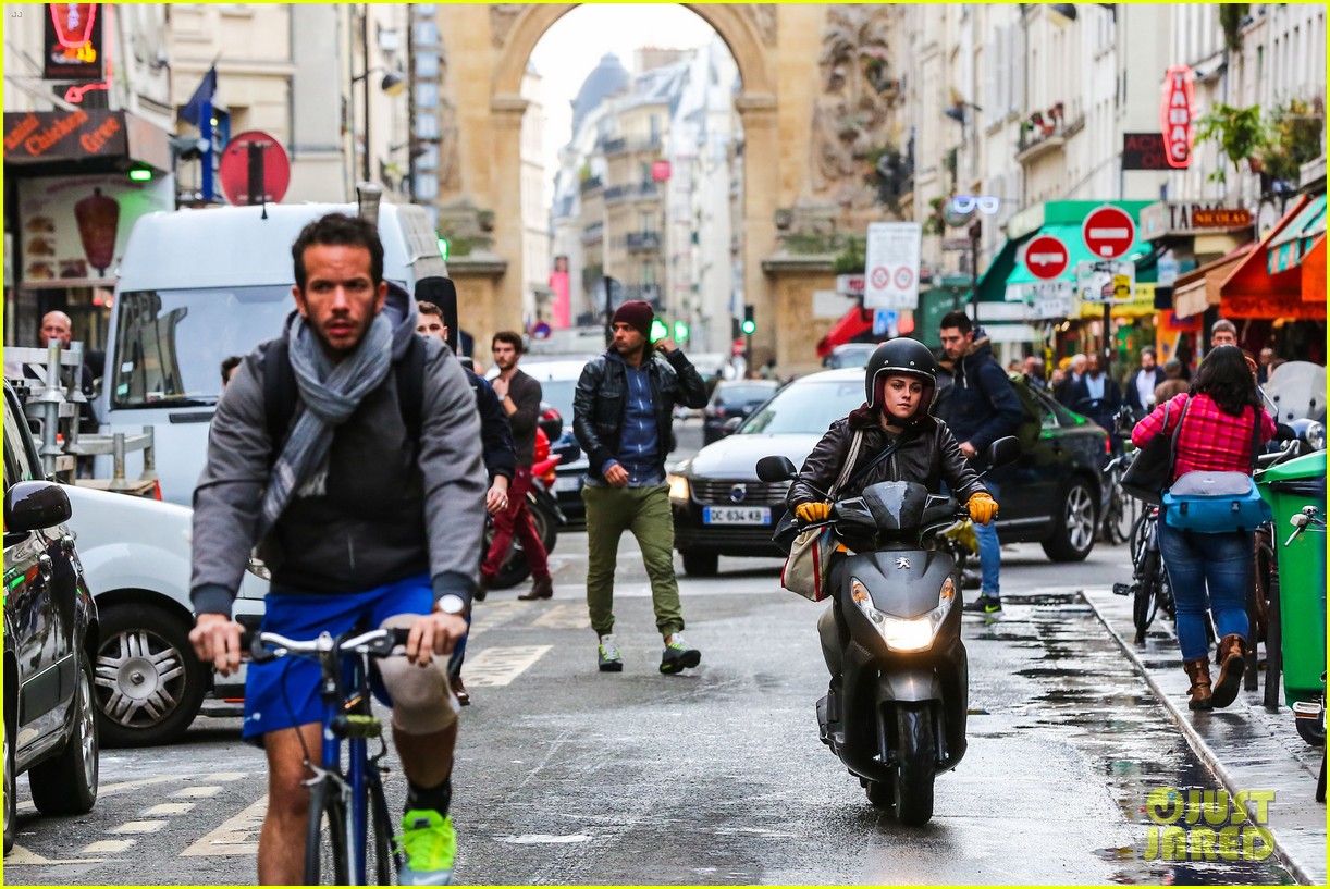 kristen stewart motorbike personal shopper paris 23