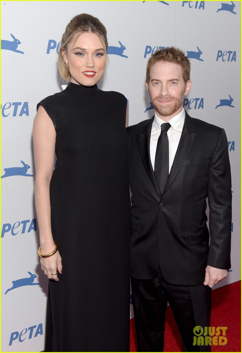 Joaquin Phoenix \u0026 His Family Present First-Ever Phoenix Humanitarian Award  At PETA Gala 2015!: Photo 3474956 | Alicia Silverstone, Anjelica Huston,  Arlyn Phoenix, Bellamy Young, Emily Deschanel, George Lopez, Jason Biggs,  Jillian, image size:838x1222