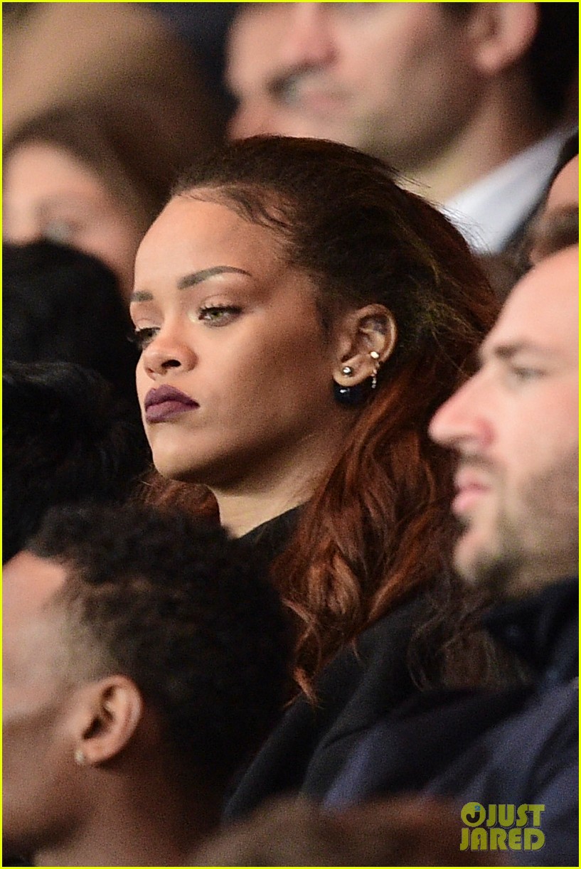 rihanna perfects her selfie game at psg game 083477568