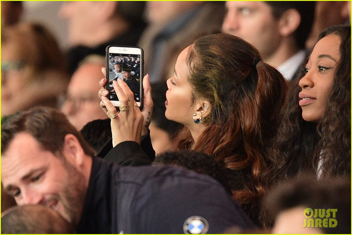 rihanna perfects her selfie game at psg game 103477570