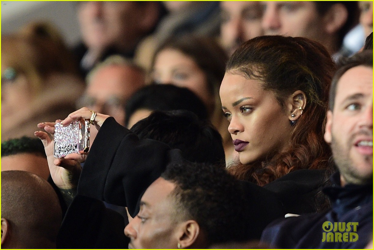 rihanna perfects her selfie game at psg game 12
