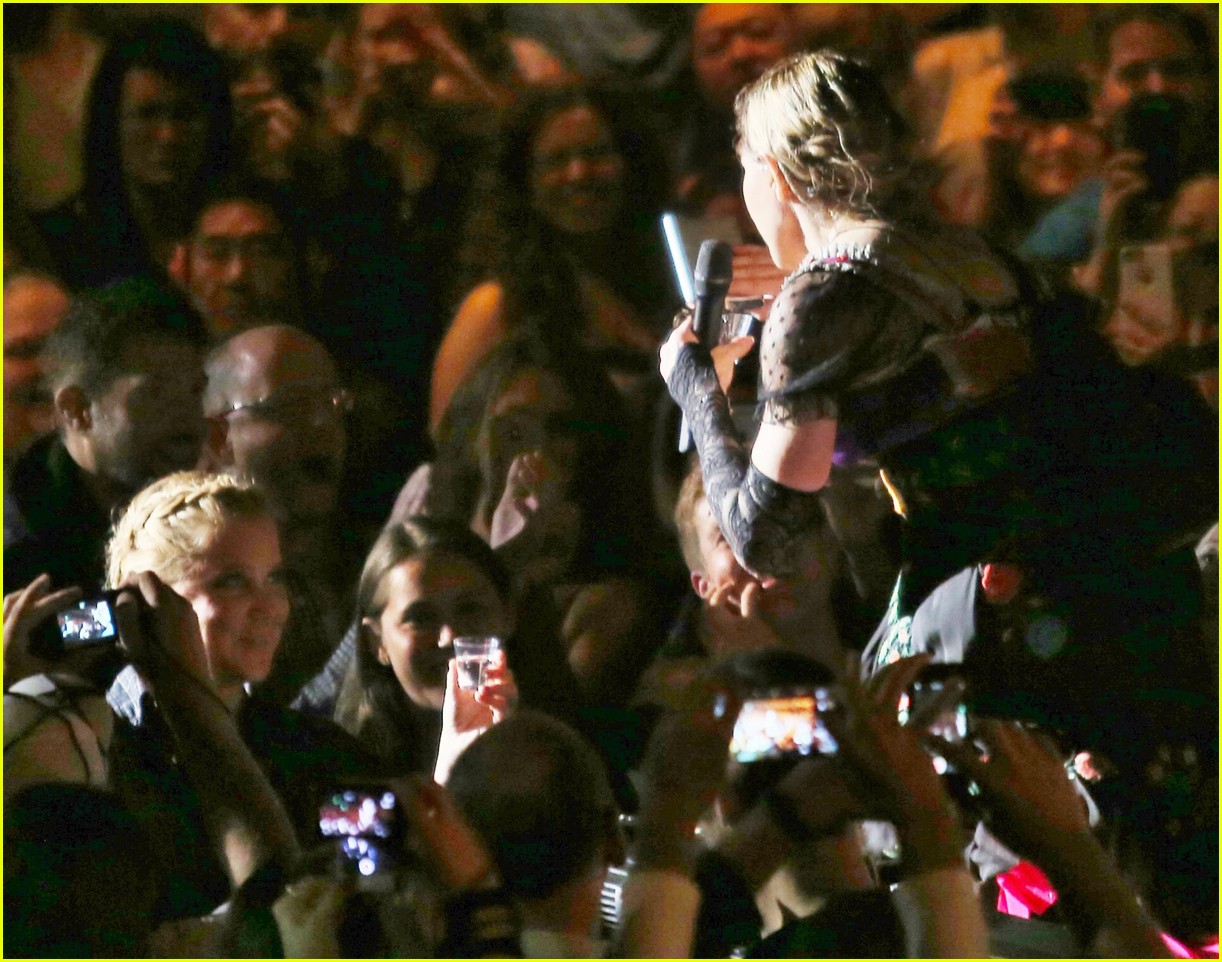 sean penn amy schumer sit front row at madonnas concert 14