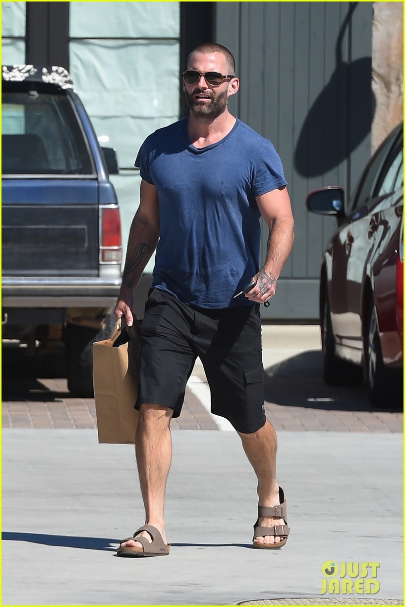 seann william scott steps out in a muscle tee 043485845