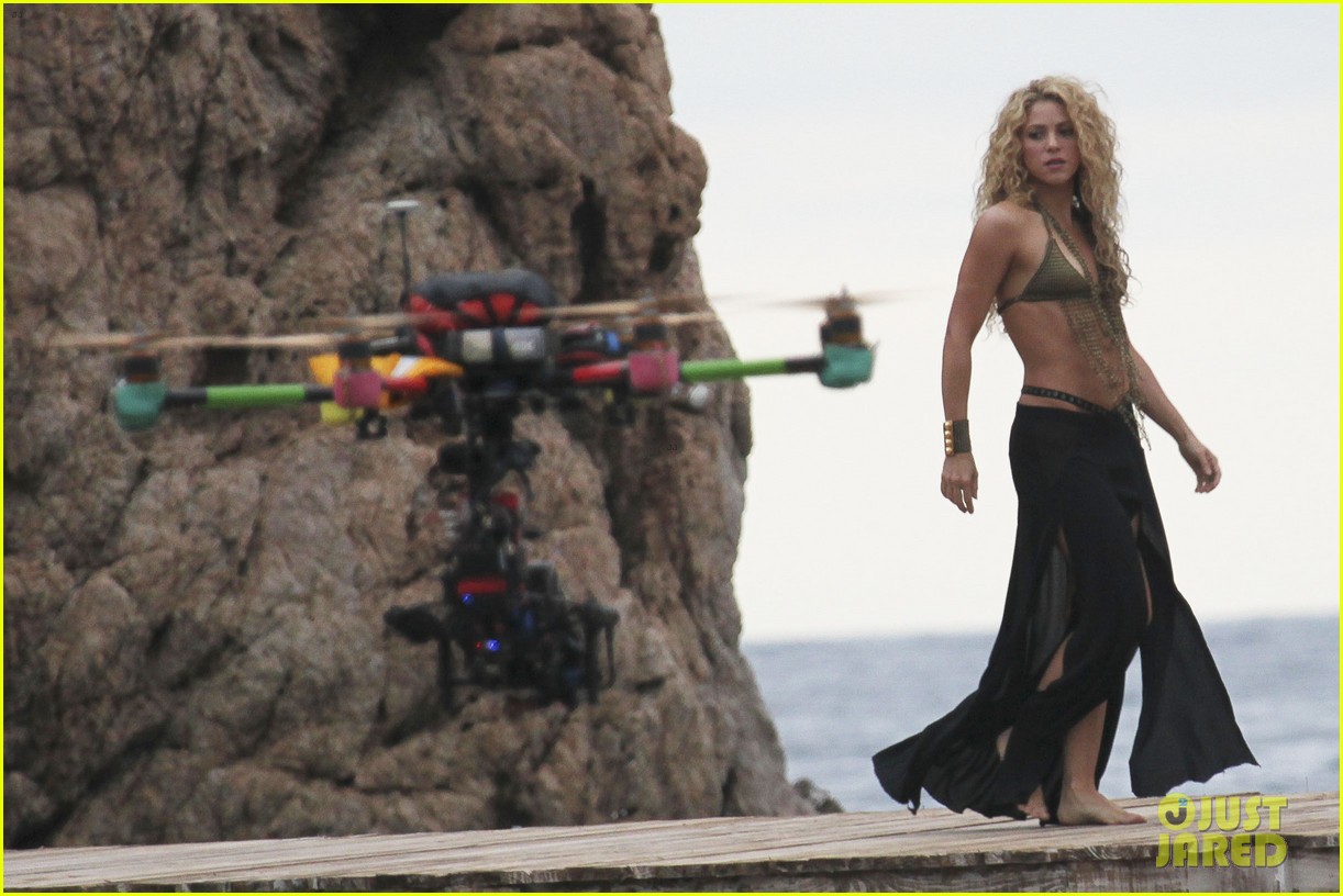 shakira flaunts toned abs for sexy video shoot 183479949