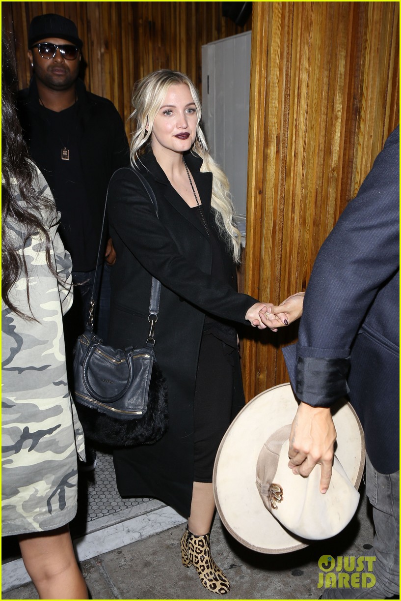 ashlee simpson steps out 2 months after giving birth 03