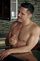 nick wechsler goes shirtless on the player 05