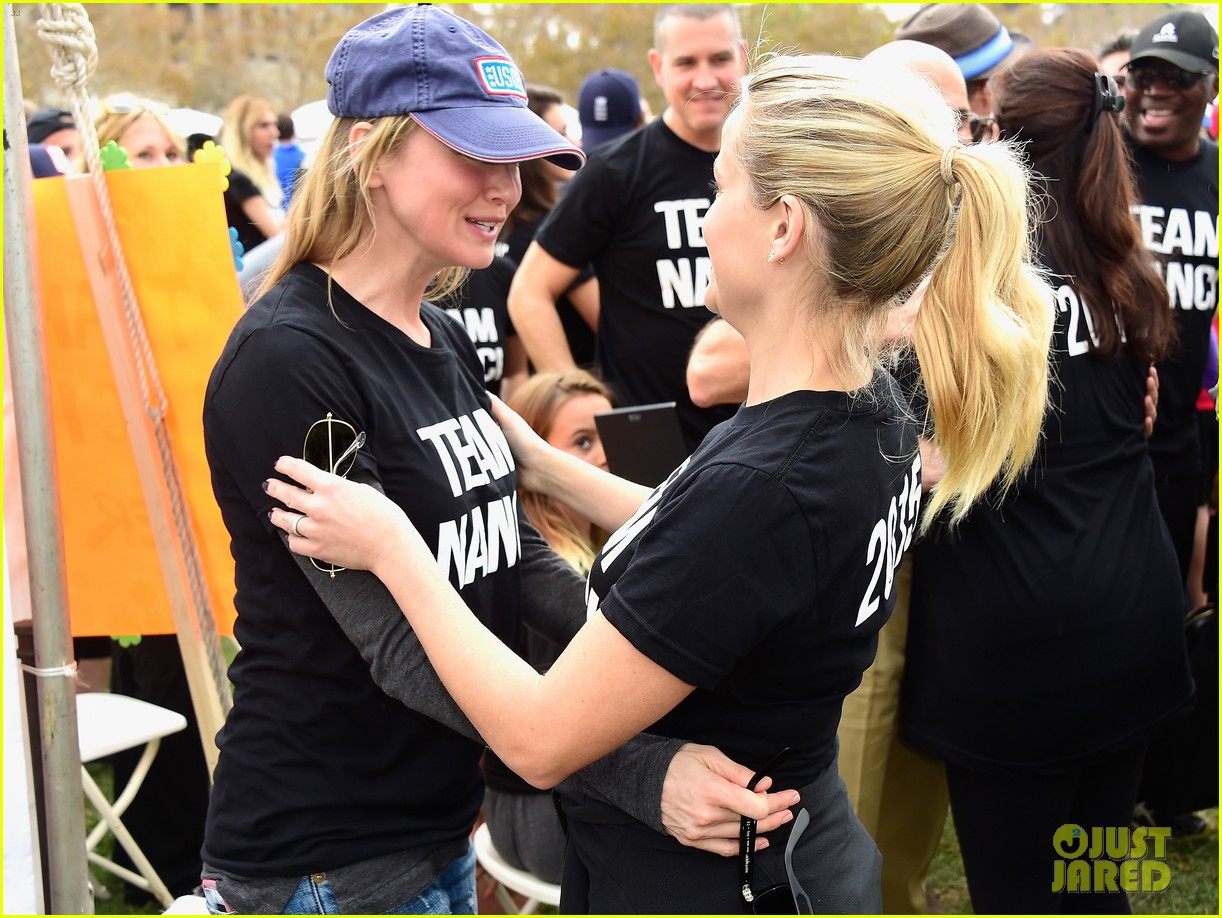 reese witherspoon renee zellweger are team nanci at als walk 213485942
