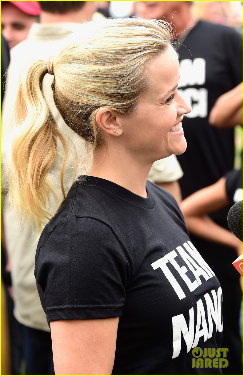 reese witherspoon renee zellweger are team nanci at als walk 303485951