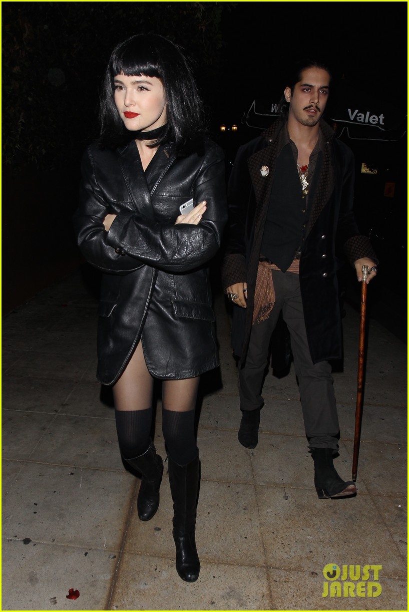 Zoey Deutch \u0026 Sarah Hyland Celebrate Halloween in Hollywood - See Their  Costumes Here!: Photo 3495644 | 2015 Halloween, Avan Jogia, Sarah Hyland,  Zelda Williams, Zoey Deutch Photos | Just Jared: Entertainment News, image size:817x1222