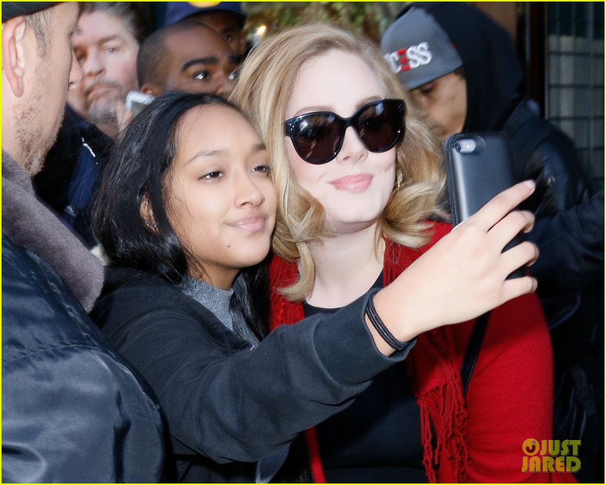 adele looks so excited to sign copies of new album 25 21