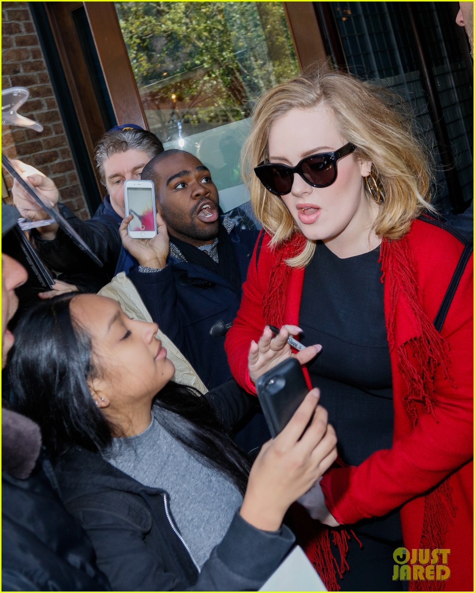 adele looks so excited to sign copies of new album 25 40