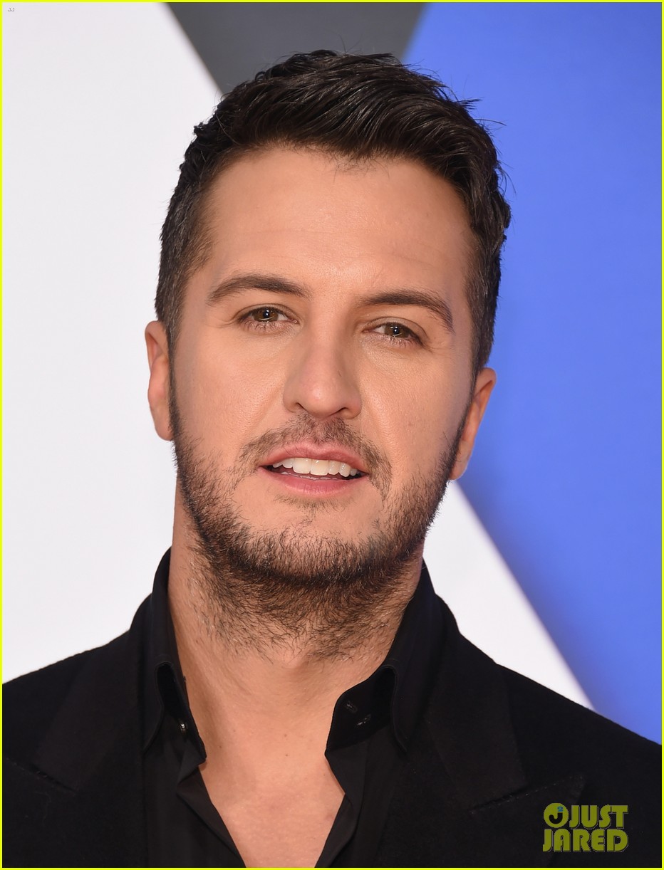 Luke Bryan & Wife Caroline Boyer Walk the CMA Awards Carpet Photo(02)