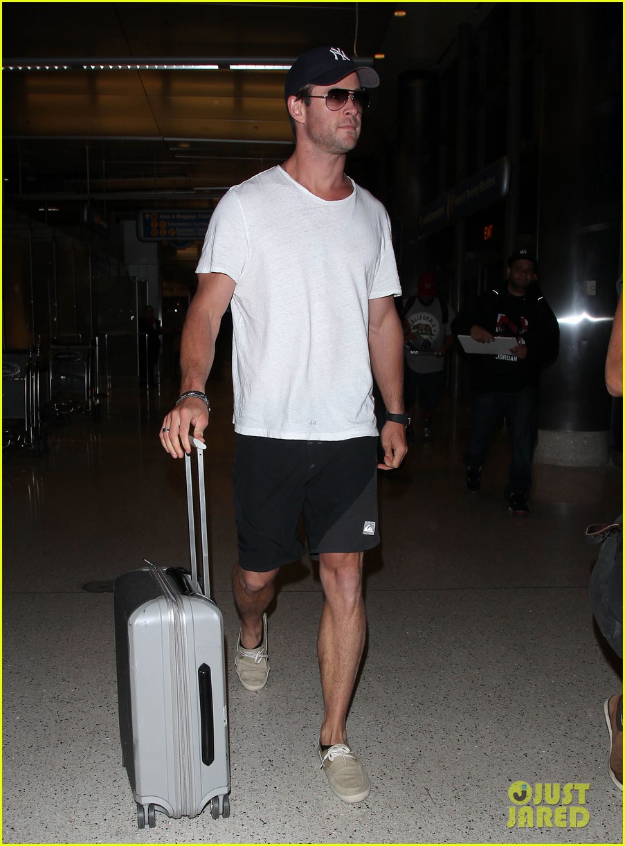 Chris Hemsworth Thinks New Sexiest Man Alive David Beckham is 'So ...
