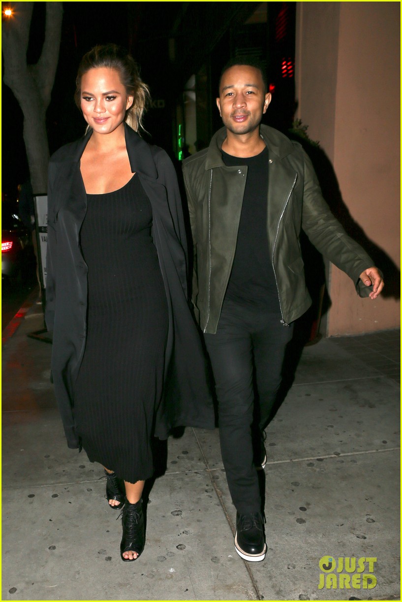 Chrissy Teigen Shows Off Barely There Baby Bump in Sports Bra Photo(02)