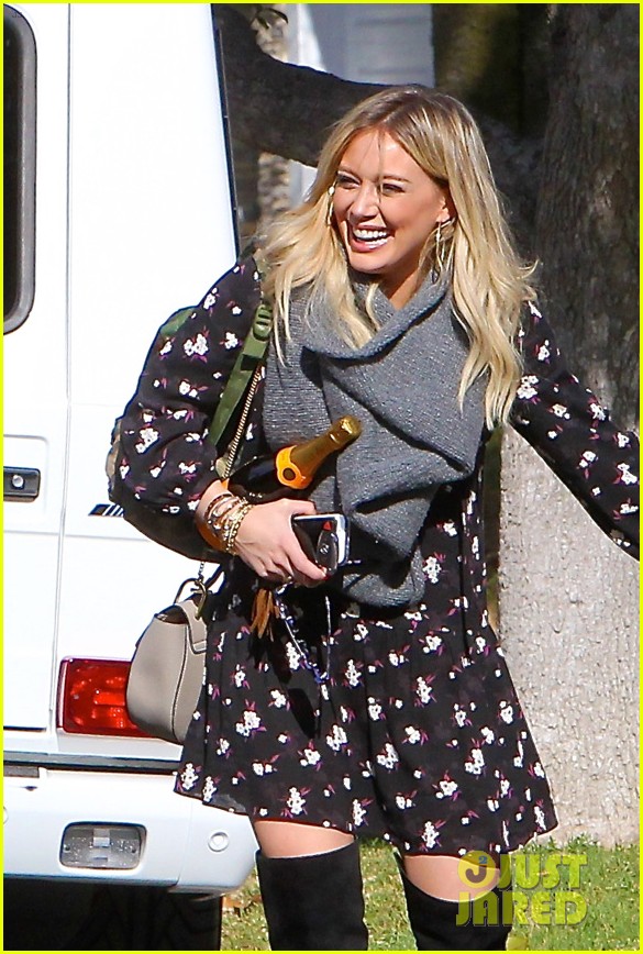 Hilary Duff Celebrates Thanksgiving at Mama Duff's House Photo 3517729(02)
