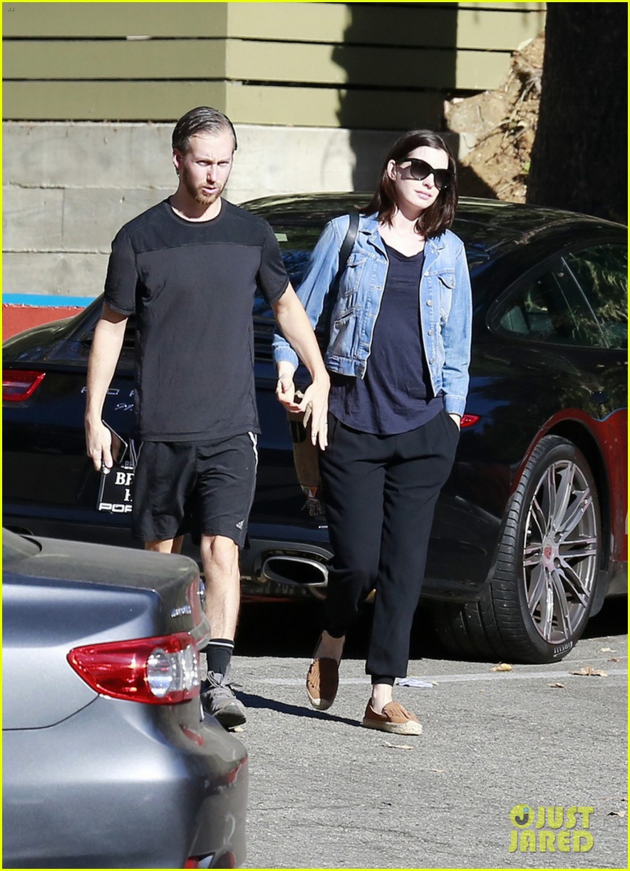anne hathaway steps out after pregnancy news revealed 05