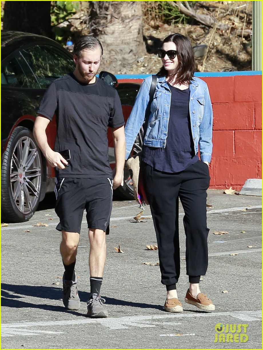 anne hathaway steps out after pregnancy news revealed 083518225
