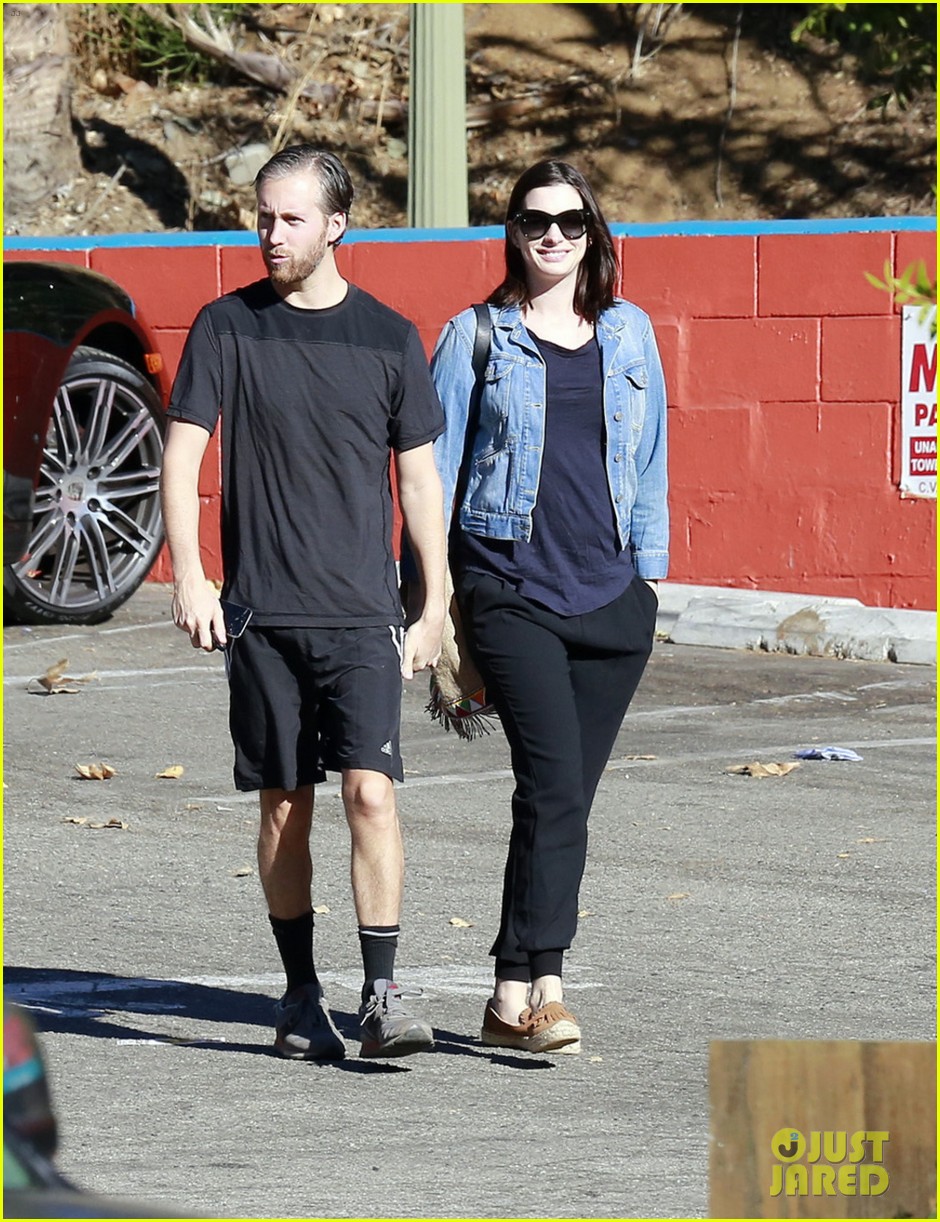 anne hathaway steps out after pregnancy news revealed 09