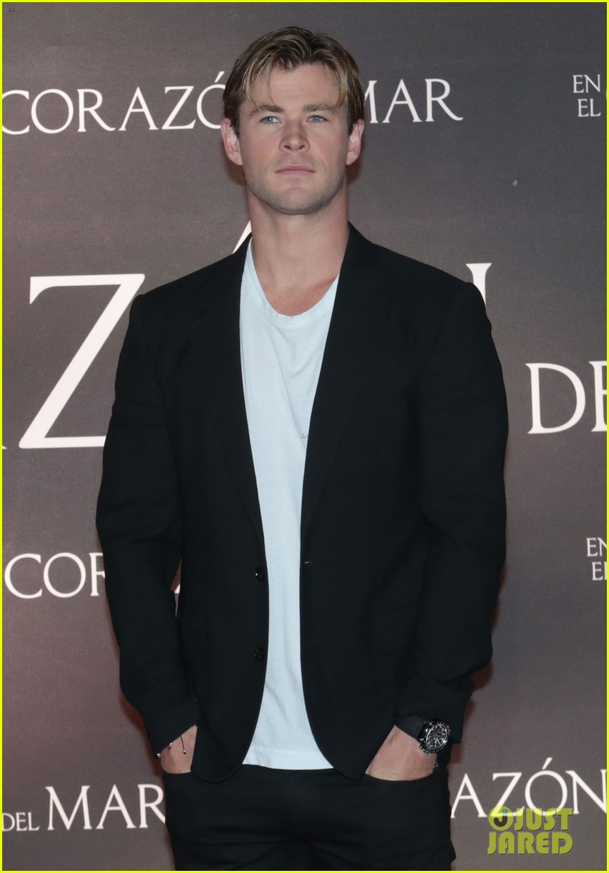 Chris Hemsworth Says Hollywood Is 'Set Up To Turn You Into A Complete(01)