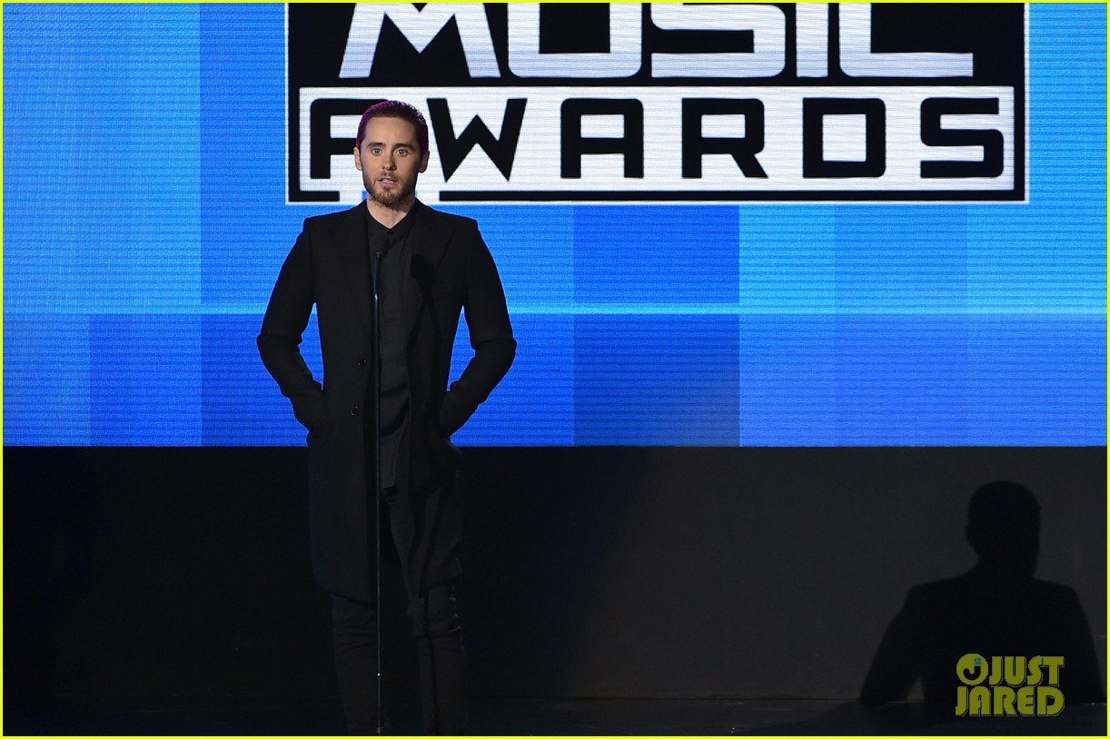 jared leto pays tribute to paris attacks victims at amas 2015 08