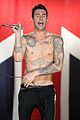adam levine debuts giant new back tattoo 01